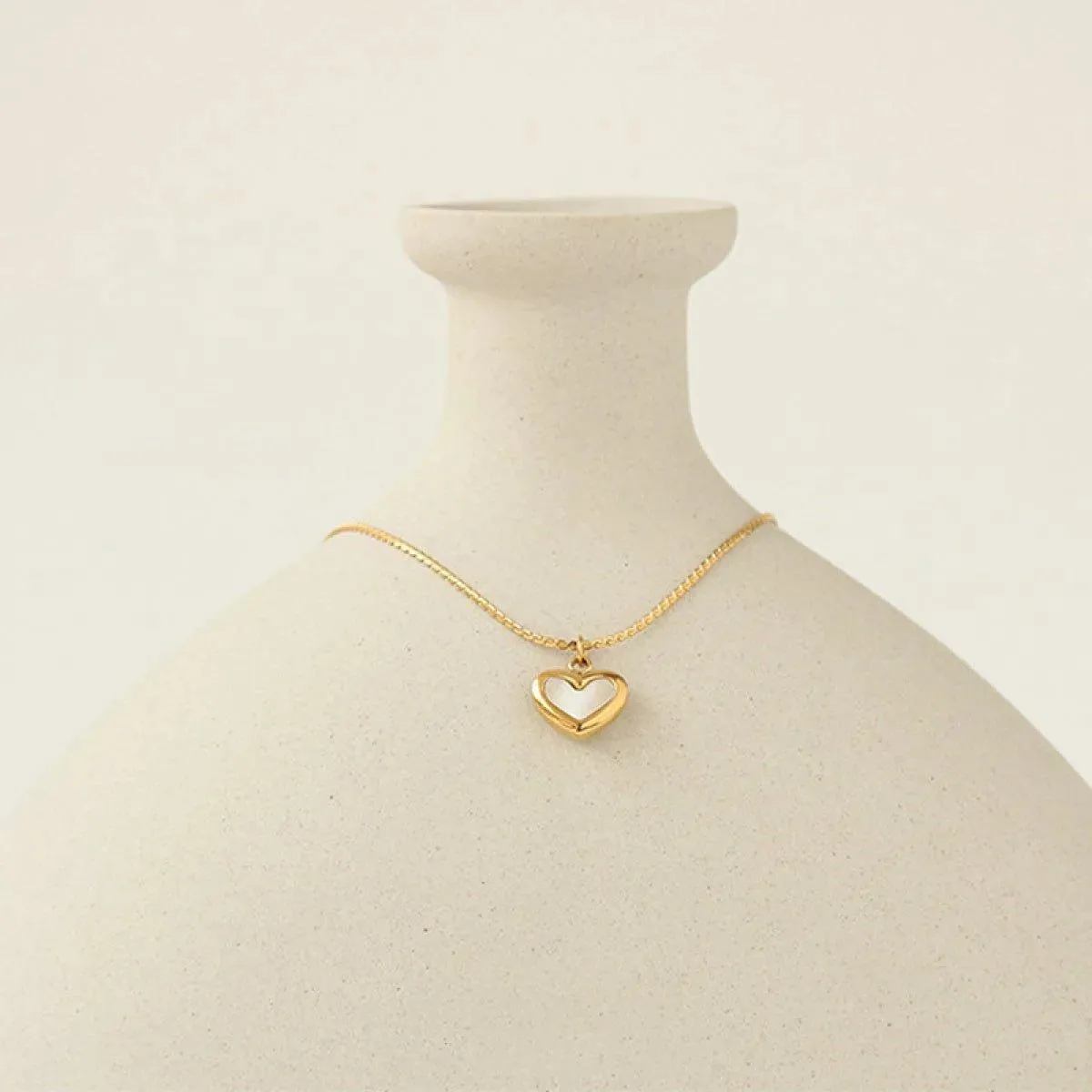 Charm Necklace Heart-Shaped With Shell Clavicle