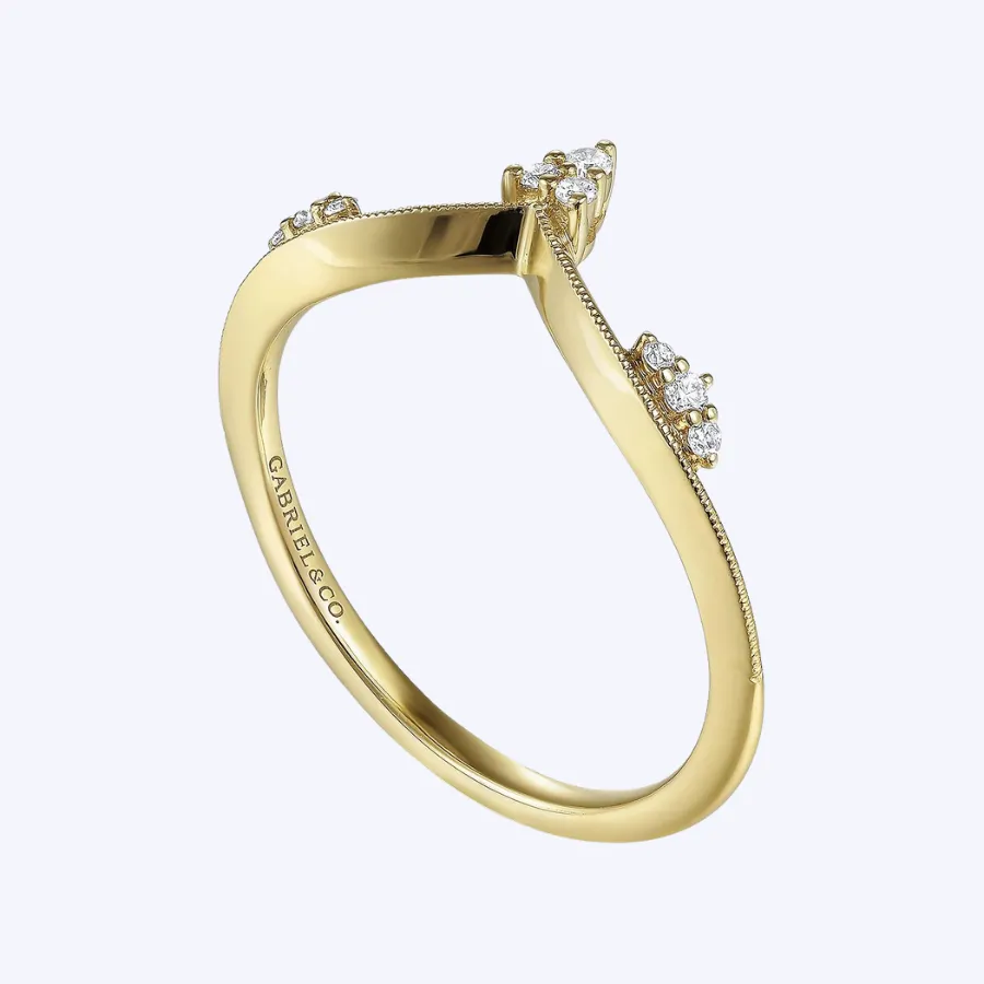 Curved Diamond V Ring