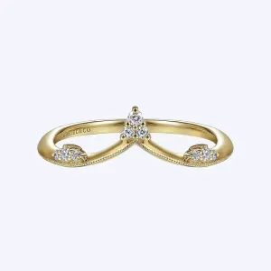 Curved Diamond V Ring